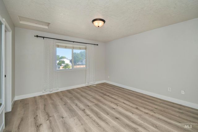 972 W Broadway Ave, Meridian, ID 83642