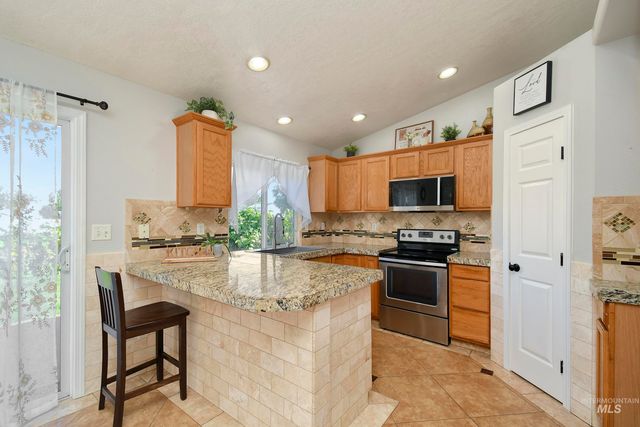 972 W Broadway Ave, Meridian, ID 83642