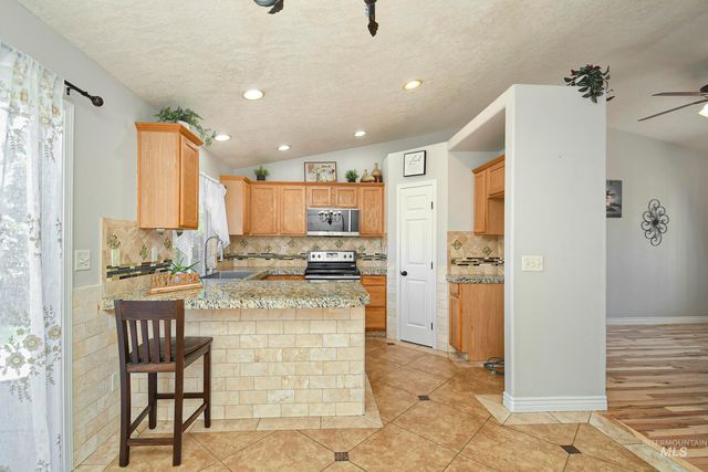972 W Broadway Ave, Meridian, ID 83642