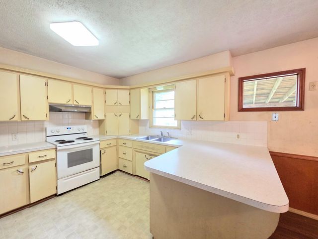 1225 E Rosebrier Street, Springfield, MO 65804