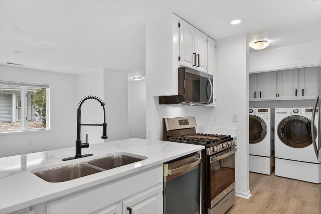 7419 Mequon Square DRIVE, Mequon, WI 53092