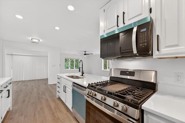 7419 Mequon Square DRIVE, Mequon, WI 53092