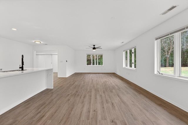 7419 Mequon Square DRIVE, Mequon, WI 53092