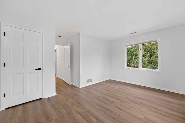 7419 Mequon Square DRIVE, Mequon, WI 53092