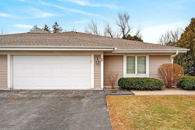 7419 Mequon Square DRIVE, Mequon, WI 53092