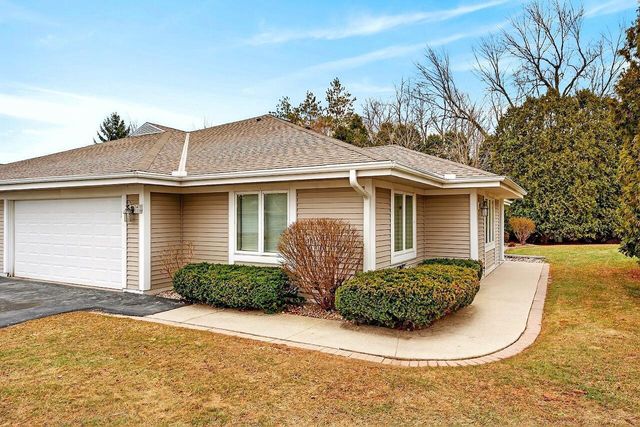 7419 Mequon Square DRIVE, Mequon, WI 53092