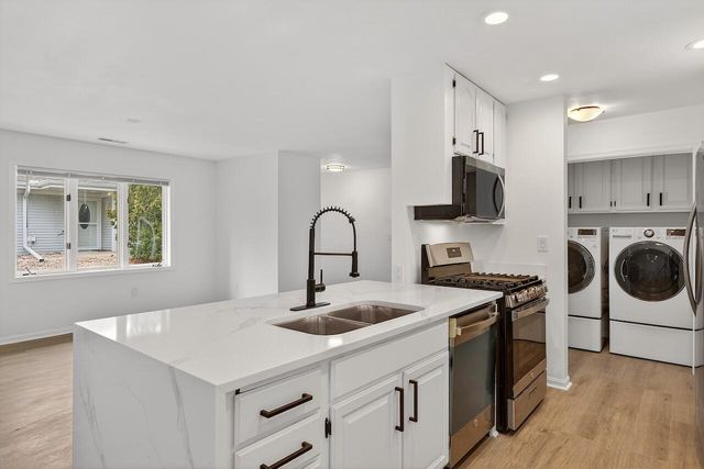 7419 Mequon Square DRIVE, Mequon, WI 53092