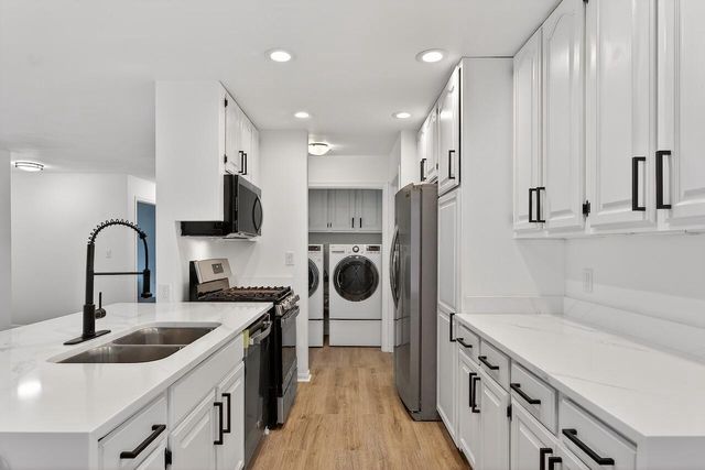 7419 Mequon Square DRIVE, Mequon, WI 53092