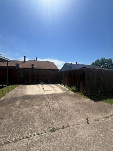 3045 Navarro Lane, Grand Prairie, TX 75052