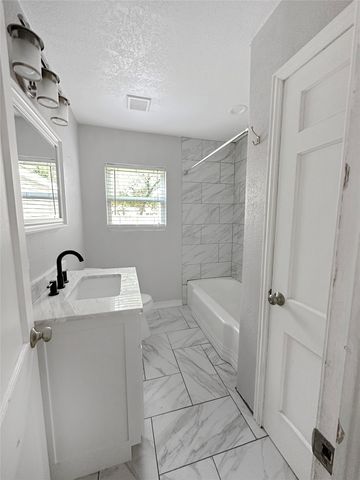 928 Lydick Lane, River Oaks, TX 76114