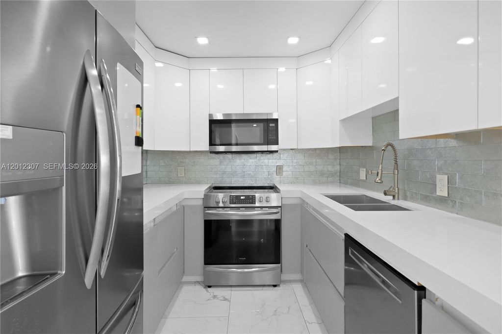 3675 N Country Club Dr 2008, Aventura, FL 33180