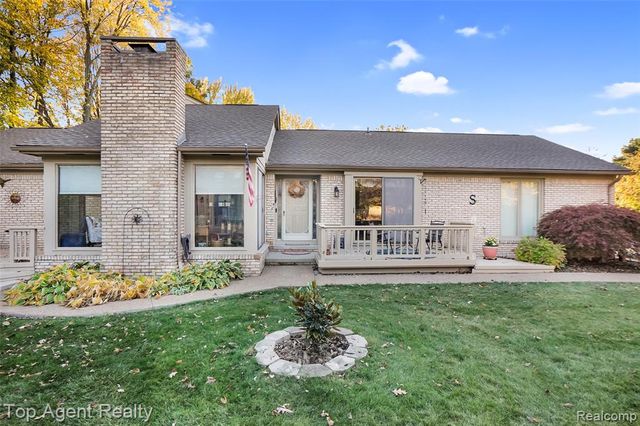 43058 W Kirkwood Drive, Clinton Township, MI 48038