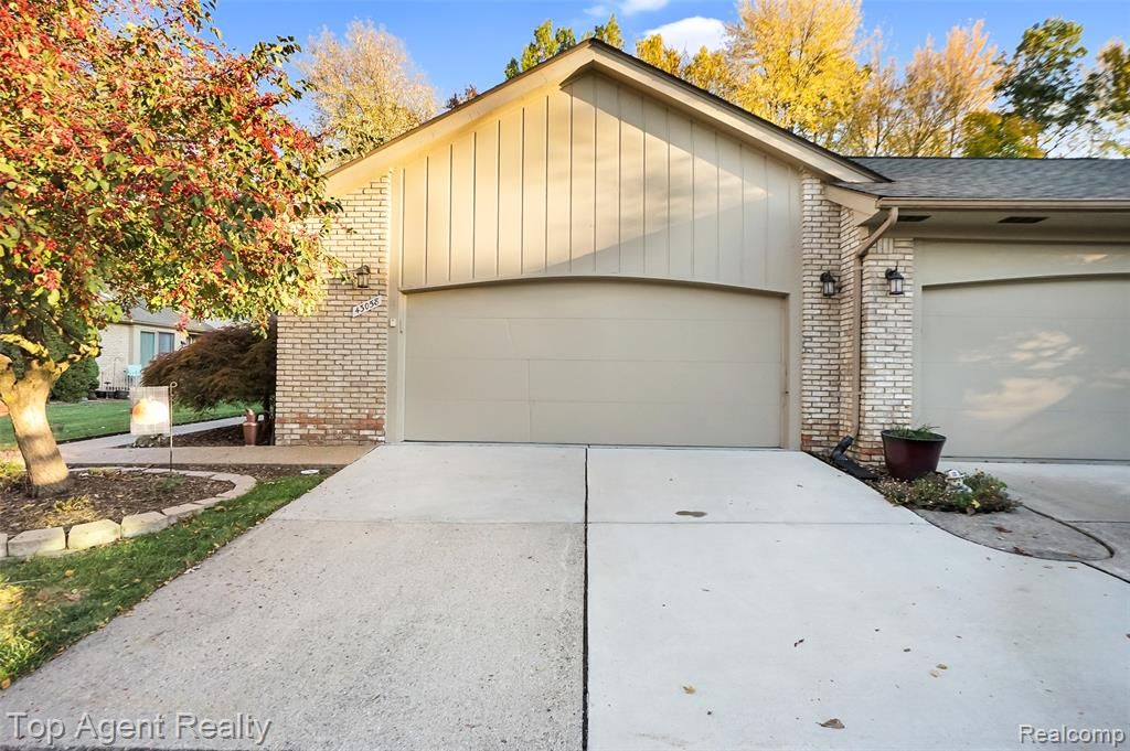 43058 W Kirkwood Drive, Clinton Township, MI 48038