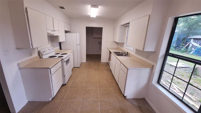 903 W 1st ST, Cameron, TX 76520