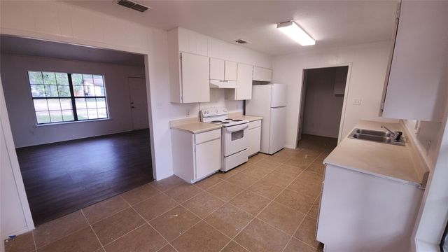 903 W 1st ST, Cameron, TX 76520