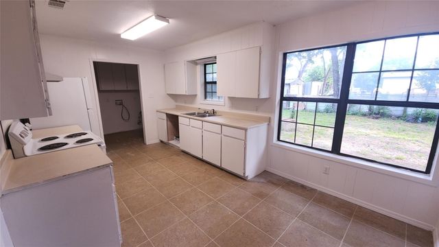 903 W 1st ST, Cameron, TX 76520