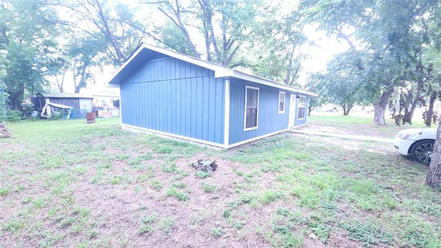 903 W 1st ST, Cameron, TX 76520