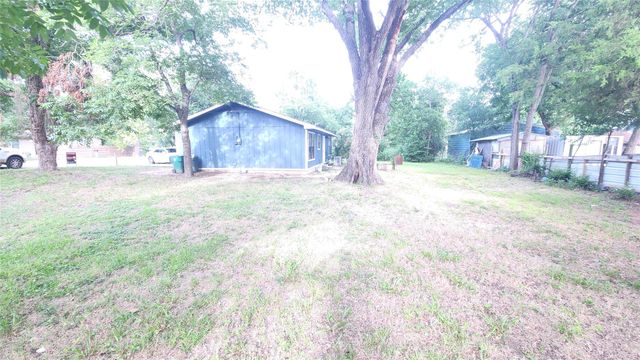 903 W 1st ST, Cameron, TX 76520