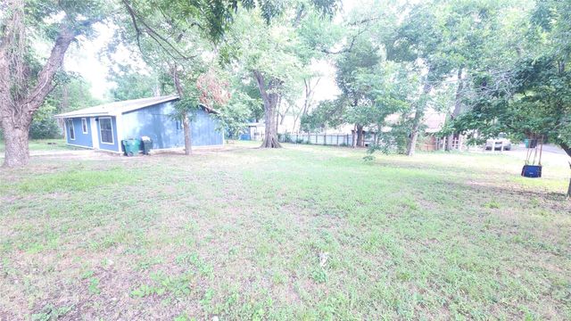 903 W 1st ST, Cameron, TX 76520