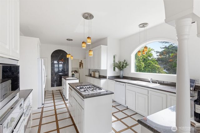 511 W Highland Drive, Seattle, WA 98119