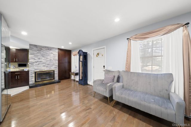 164 Gordon Road, Valley Stream, NY 11581