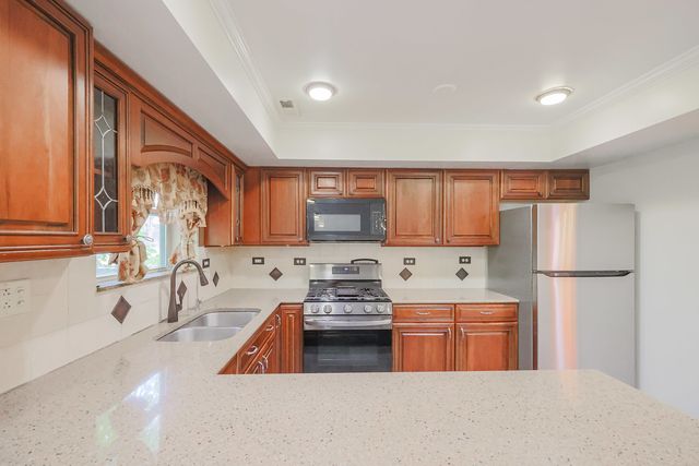 20 Sarahs Grove Lane, Schaumburg, IL 60193