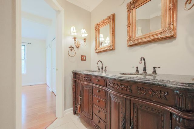 20 Sarahs Grove Lane, Schaumburg, IL 60193