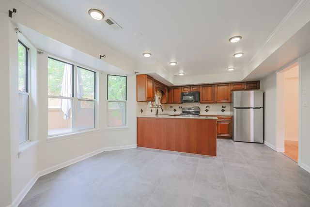 20 Sarahs Grove Lane, Schaumburg, IL 60193