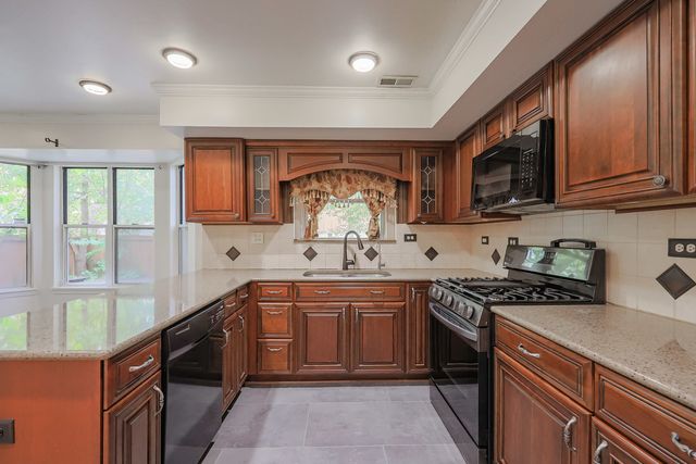 20 Sarahs Grove Lane, Schaumburg, IL 60193