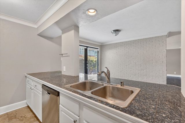 5932 Sandhurst Lane 114, Dallas, TX 75206