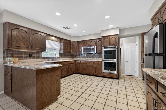 18 Quaker Ridge Drive, Brookville, NY 11545