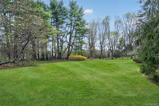 18 Quaker Ridge Drive, Brookville, NY 11545