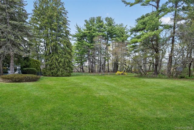 18 Quaker Ridge Drive, Brookville, NY 11545