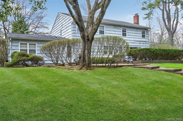 18 Quaker Ridge Drive, Brookville, NY 11545