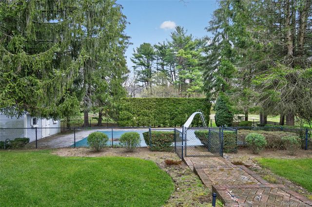 18 Quaker Ridge Drive, Brookville, NY 11545