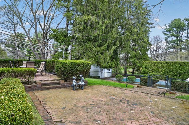 18 Quaker Ridge Drive, Brookville, NY 11545