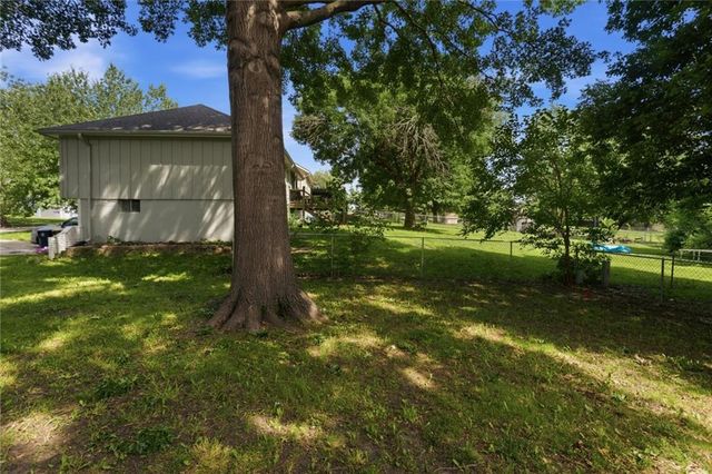 10425 N Campbell Court, Kansas City, MO 64155