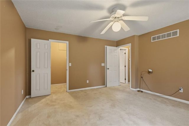 10425 N Campbell Court, Kansas City, MO 64155