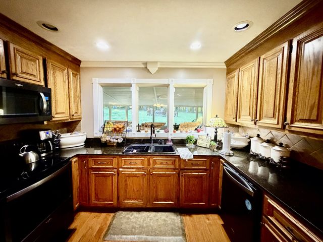 1051 Alex Dr, Lawrenceburg, TN 38464