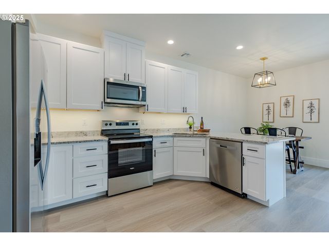 729 PERIANDER Way, Harrisburg, OR 97446