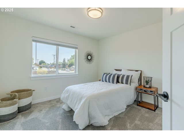 729 PERIANDER Way, Harrisburg, OR 97446