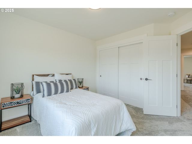 729 PERIANDER Way, Harrisburg, OR 97446