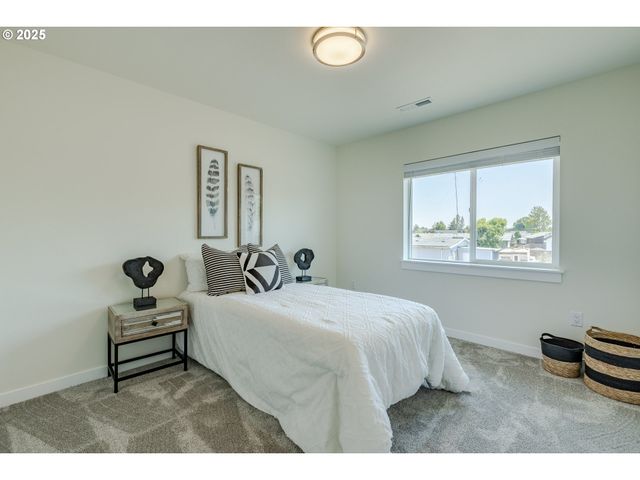 729 PERIANDER Way, Harrisburg, OR 97446