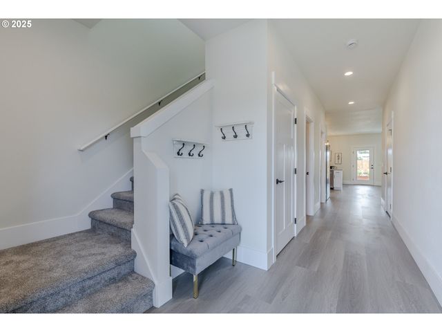 729 PERIANDER Way, Harrisburg, OR 97446