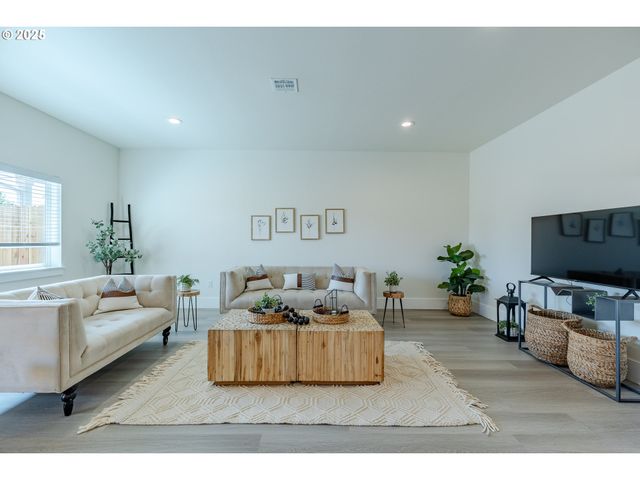 729 PERIANDER Way, Harrisburg, OR 97446