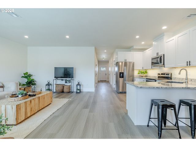 729 PERIANDER Way, Harrisburg, OR 97446