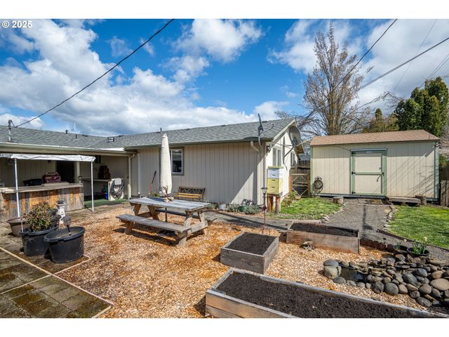 2365 L St, Springfield, OR 97477