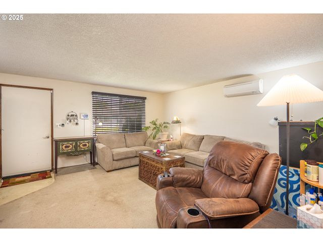 2365 L St, Springfield, OR 97477