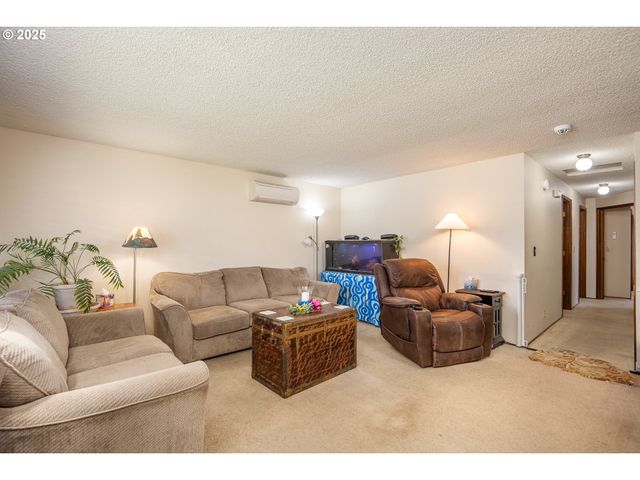2365 L St, Springfield, OR 97477