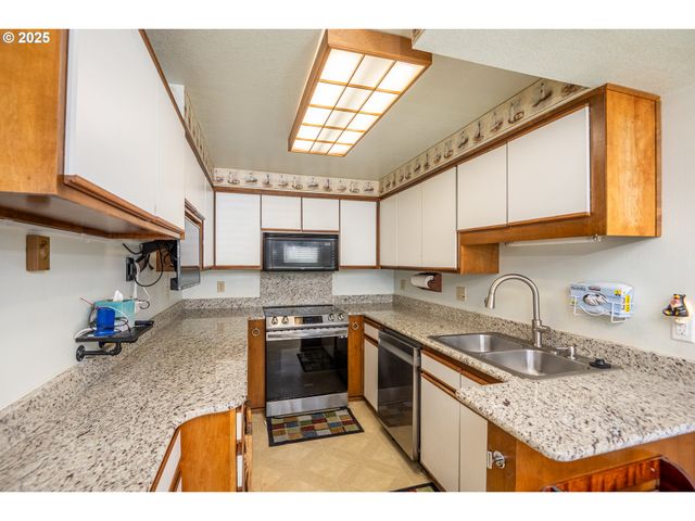 2365 L St, Springfield, OR 97477
